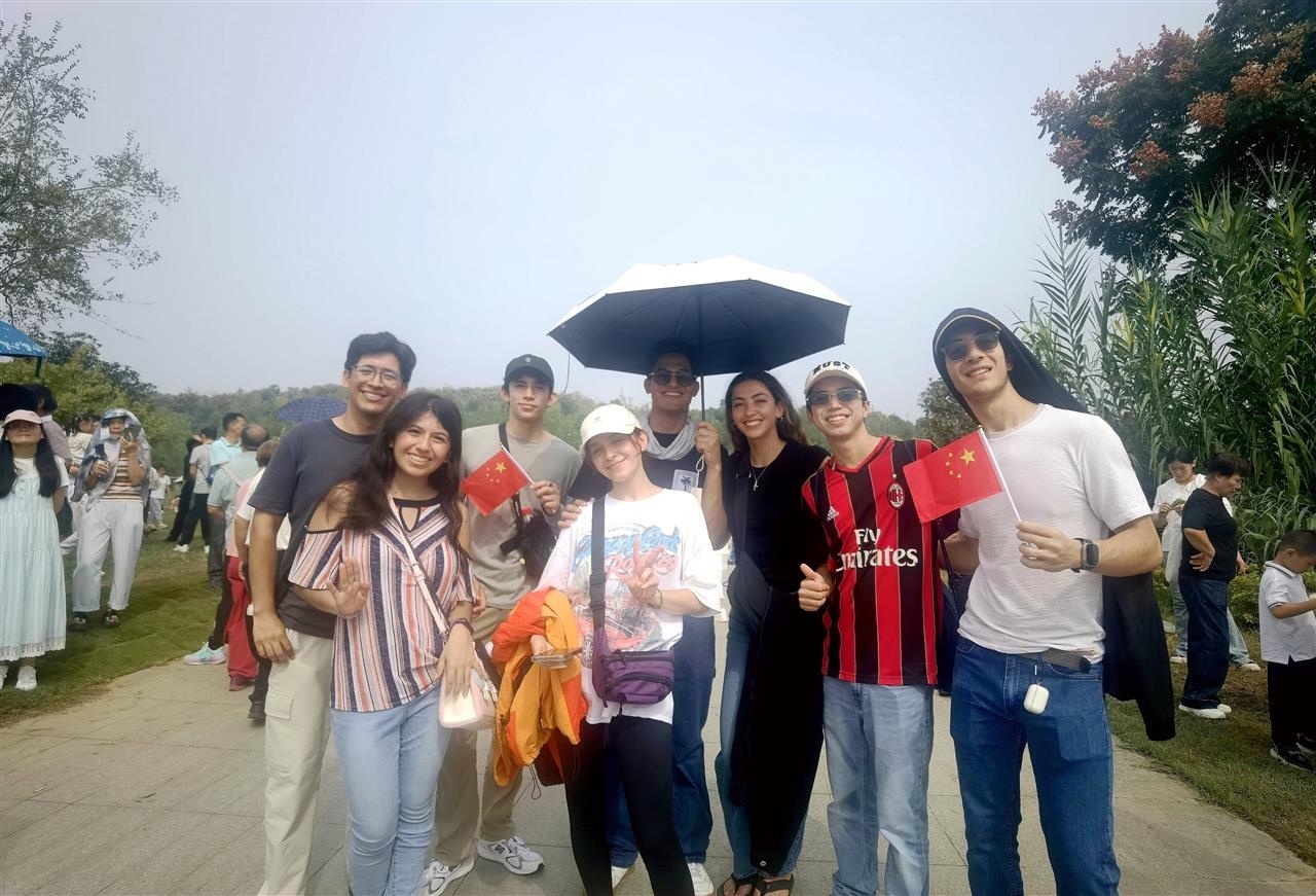 花车巡游燃动江城  十万人见证“河山锦绣”