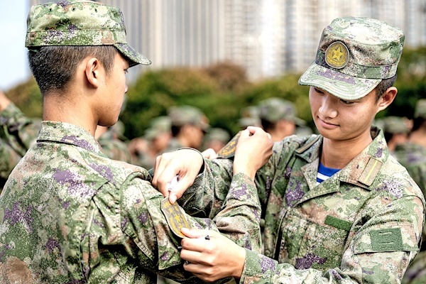 海军工程大学授衔 千名新生入列“一道杠”