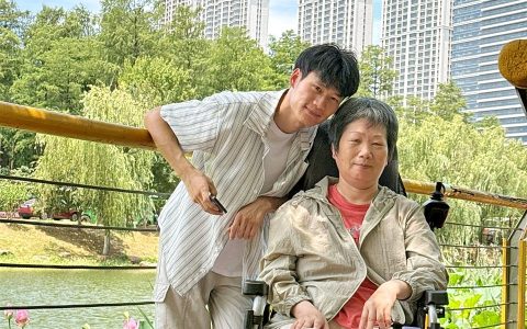 湖北小伙辞职照顾瘫痪母亲3年多 为了能稳稳抱起妈妈去年开始健身  眼下正改造房车计划携母远游