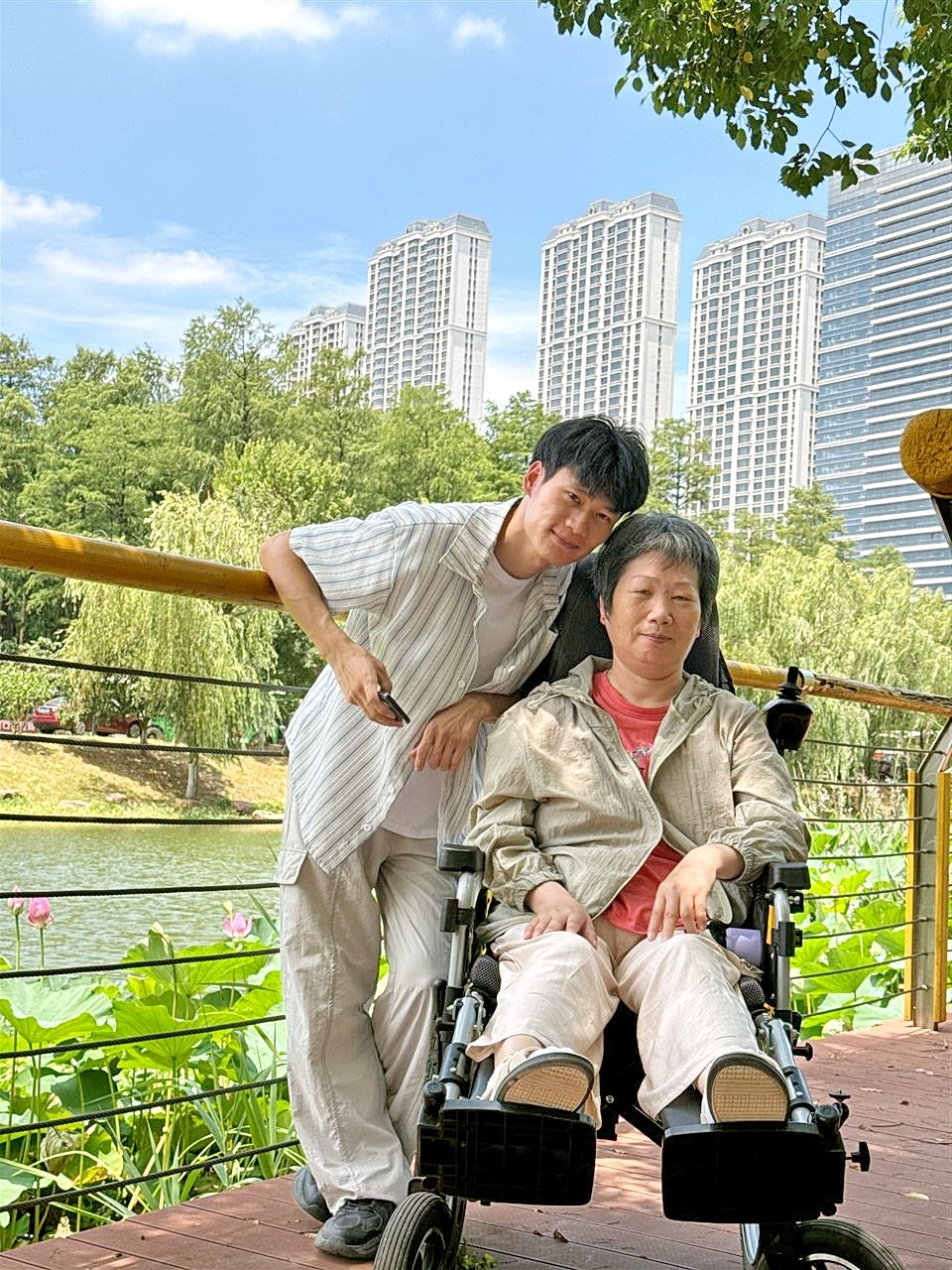 湖北小伙辞职照顾瘫痪母亲3年多 为了能稳稳抱起妈妈去年开始健身  眼下正改造房车计划携母远游