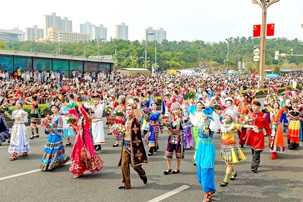 花车巡游燃动江城  十万人见证“河山锦绣”