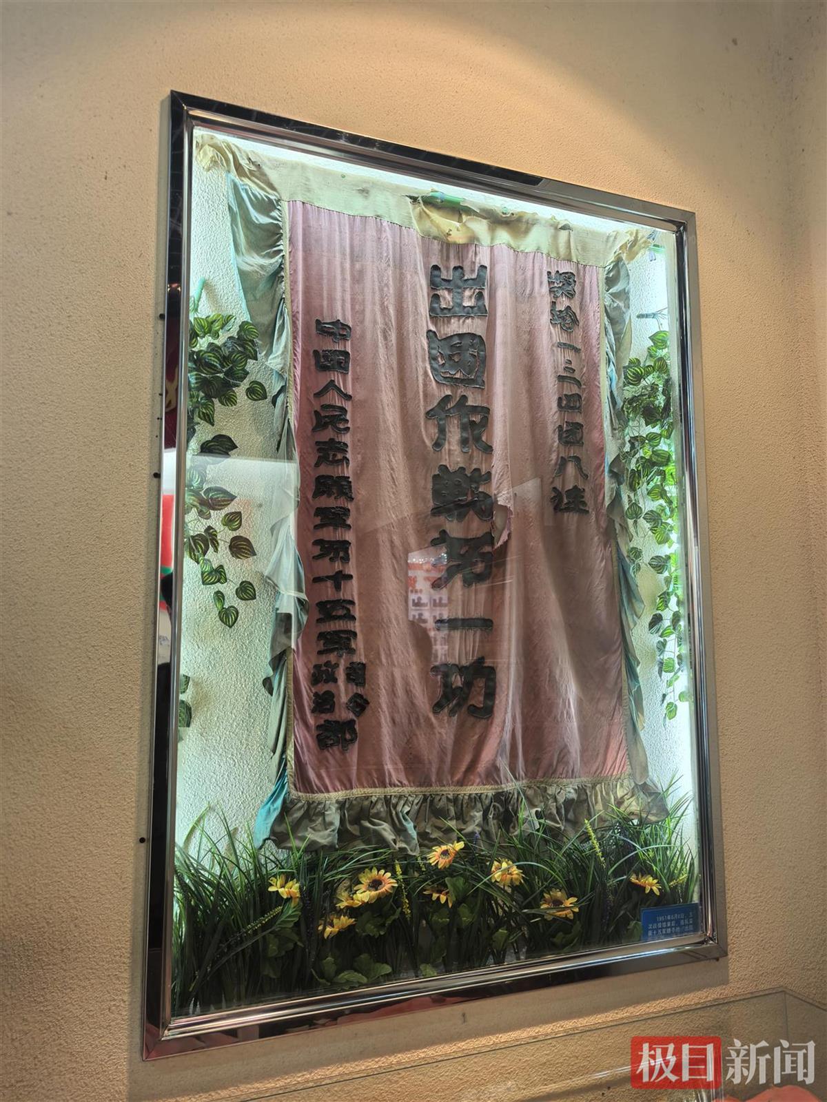 “上甘岭特功八连”勋功章熠熠闪光！3名抗美援朝老兵后代向父亲战斗过的中队捐赠“传家宝”