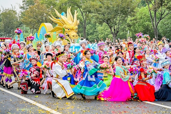 花车巡游燃动江城  十万人见证“河山锦绣”