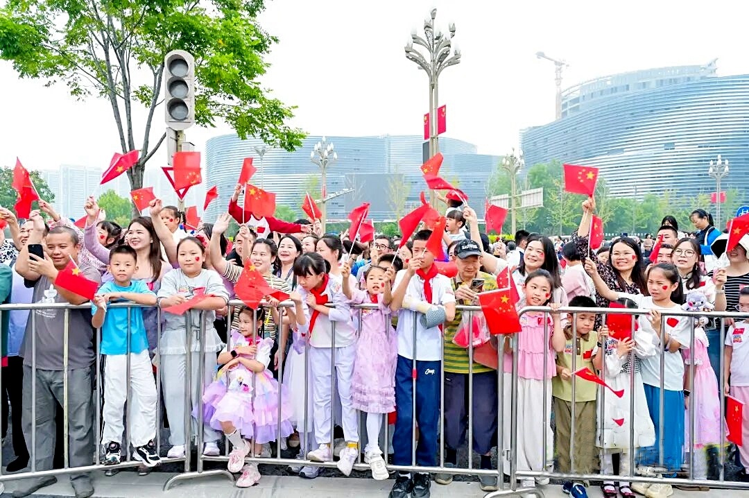 花车巡游燃动江城  十万人见证“河山锦绣”