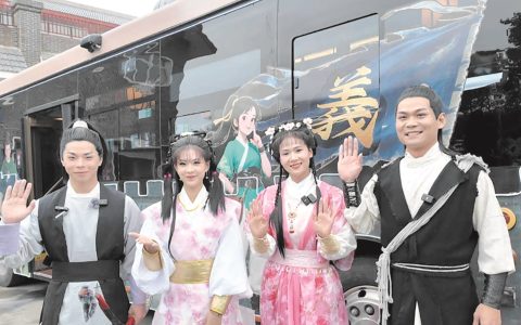 公交“俏黄蓉”掌舵，花车“真侠侣”凭栏 “侠义襄阳”双车巡游引爆全城