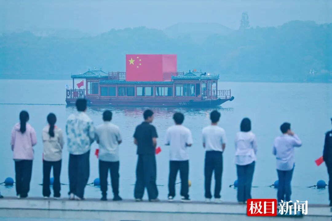 刚刚，武汉东湖凌波门数千人高唱