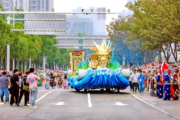 花车巡游燃动江城  十万人见证“河山锦绣”