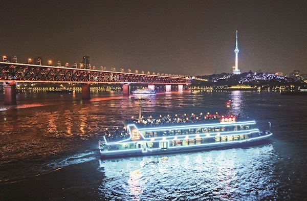 两江四岸 流光溢彩