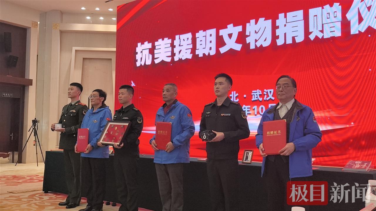 “上甘岭特功八连”勋功章熠熠闪光！3名抗美援朝老兵后代向父亲战斗过的中队捐赠“传家宝”