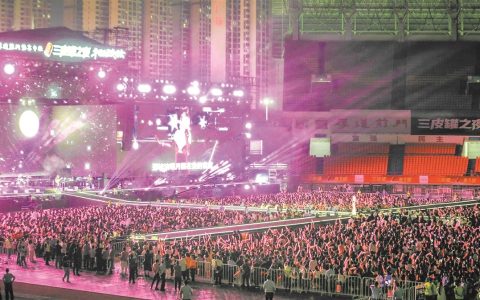 2万人的狂欢夜，荆门演唱会霸屏出圈 以城市名义，向一群厚道人敬礼