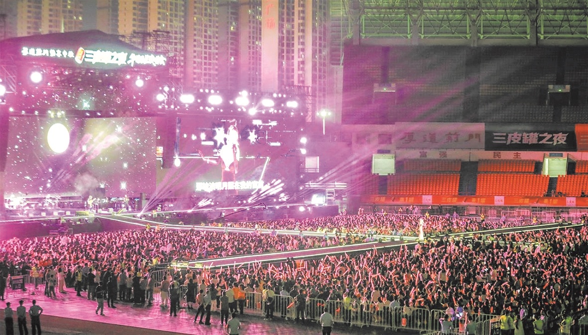 2万人的狂欢夜，荆门演唱会霸屏出圈 以城市名义，向一群厚道人敬礼