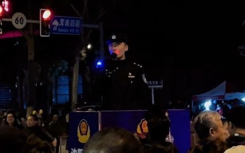 沈阳中秋歌会散场，民警用歌名编成安全提示顺口溜：《没离开过》是沈阳公安对大家的承诺