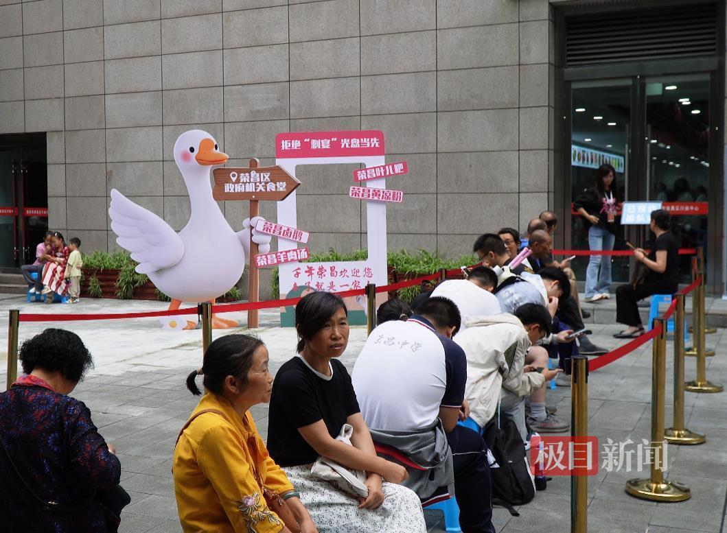 2700名游客国庆涌进荣昌区政府食堂：一顿吃了550斤米饭，250斤卤鹅
