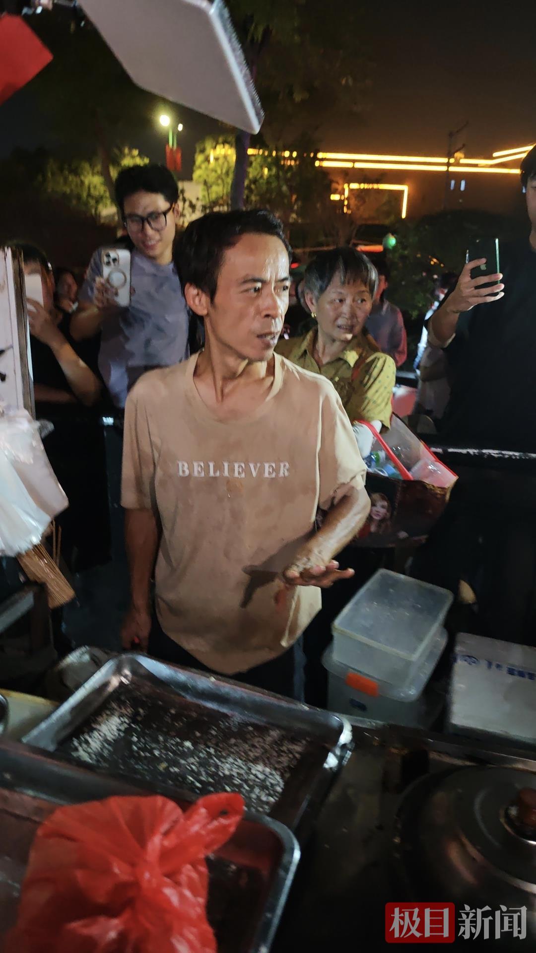 “鸡排哥”被顾客堵住合影无奈发声：把人按在墙角一点空气都没，我要窒息了