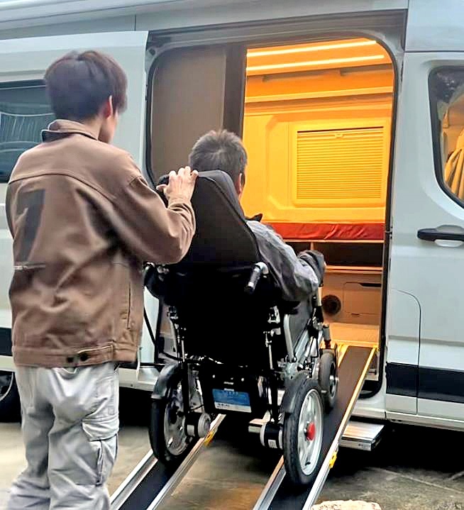 湖北小伙辞职照顾瘫痪母亲3年多 为了能稳稳抱起妈妈去年开始健身  眼下正改造房车计划携母远游