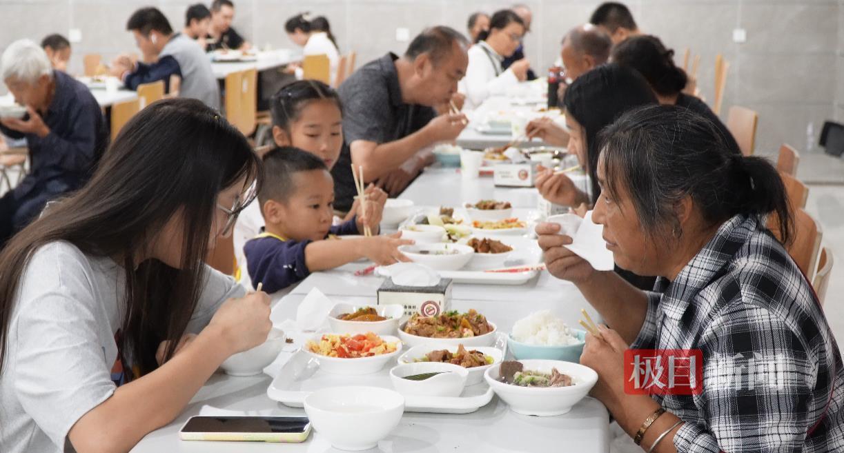 2700名游客国庆涌进荣昌区政府食堂：一顿吃了550斤米饭，250斤卤鹅