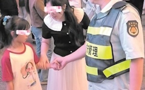 国庆期间江汉路步行街人流井喷 城管捡到10个孩子并助他们找到家人