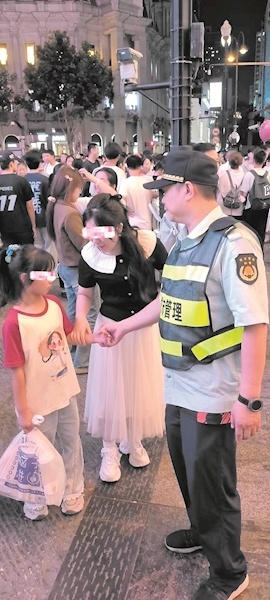 国庆期间江汉路步行街人流井喷 城管捡到10个孩子并助他们找到家人