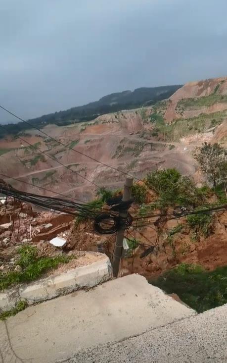 新密一村庄道路坍塌被指与矿企开采有关，当地：事发两月前，因雨季耽误修复工期，坍塌原因正调查
