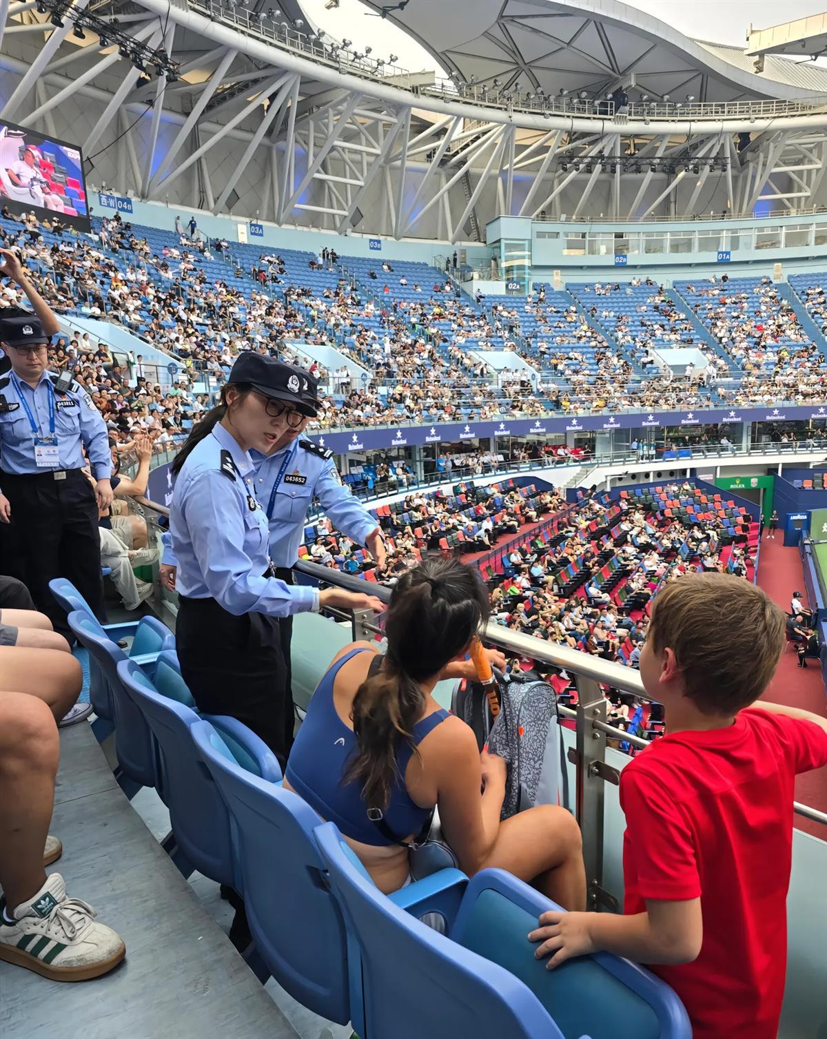 上海大师赛女球迷疯狂尖叫被抬出场，警方通报：酒后严重扰乱赛场秩序，已行政处罚