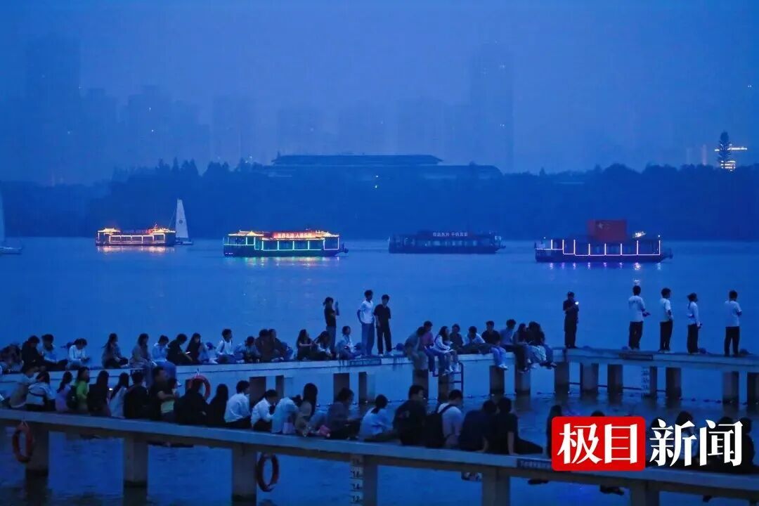 刚刚，武汉东湖凌波门数千人高唱