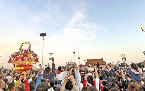 12万人齐聚天安门看升国旗仪式 来自云南阿昌族的一家凌晨1点就来了