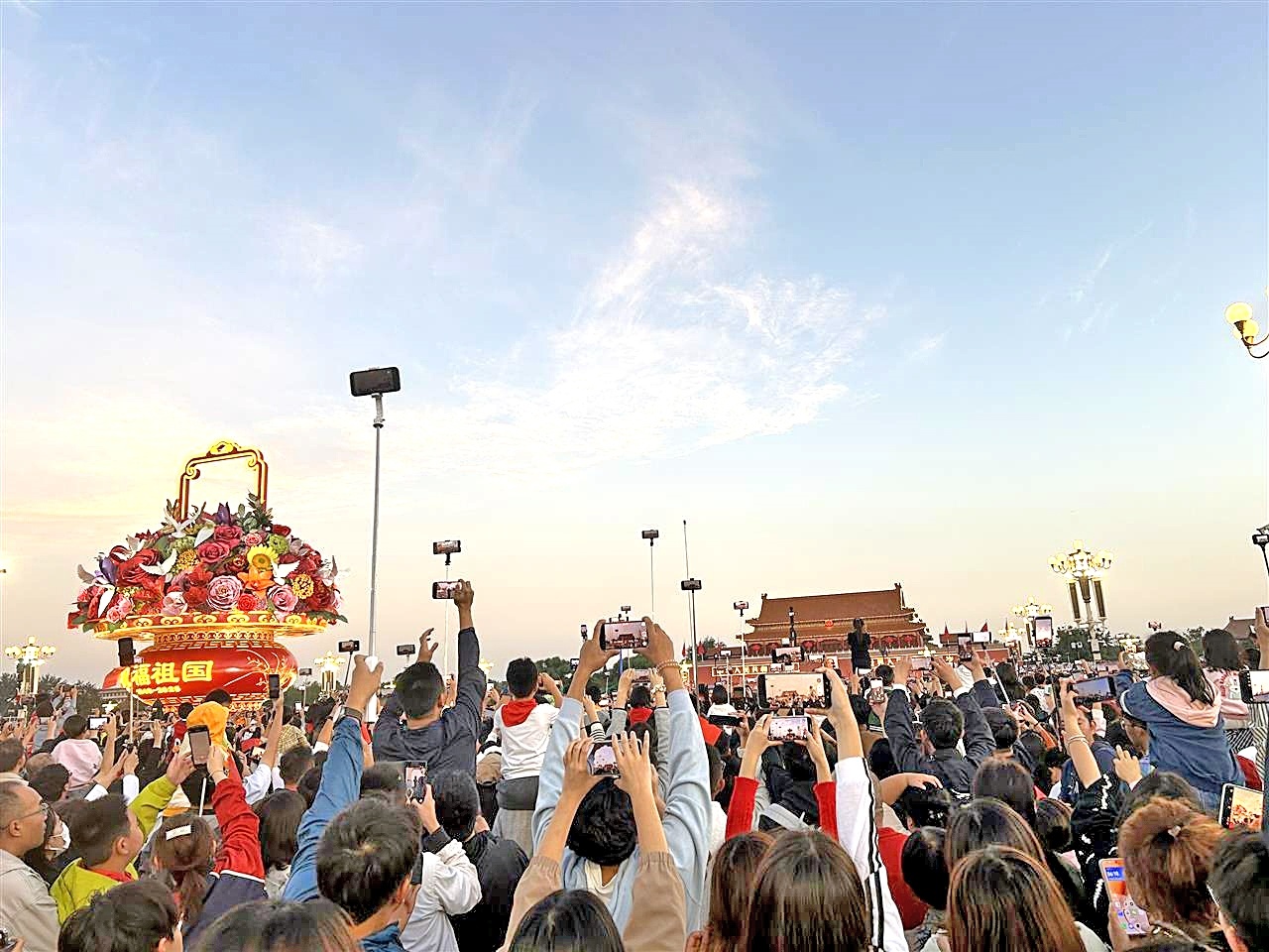 12万人齐聚天安门看升国旗仪式 来自云南阿昌族的一家凌晨1点就来了