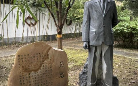 《沉默的荣耀》原型吴石将军就义44年后，与夫人的骨灰合葬于北京香山，如今墓前铺满寄托哀思的鲜花