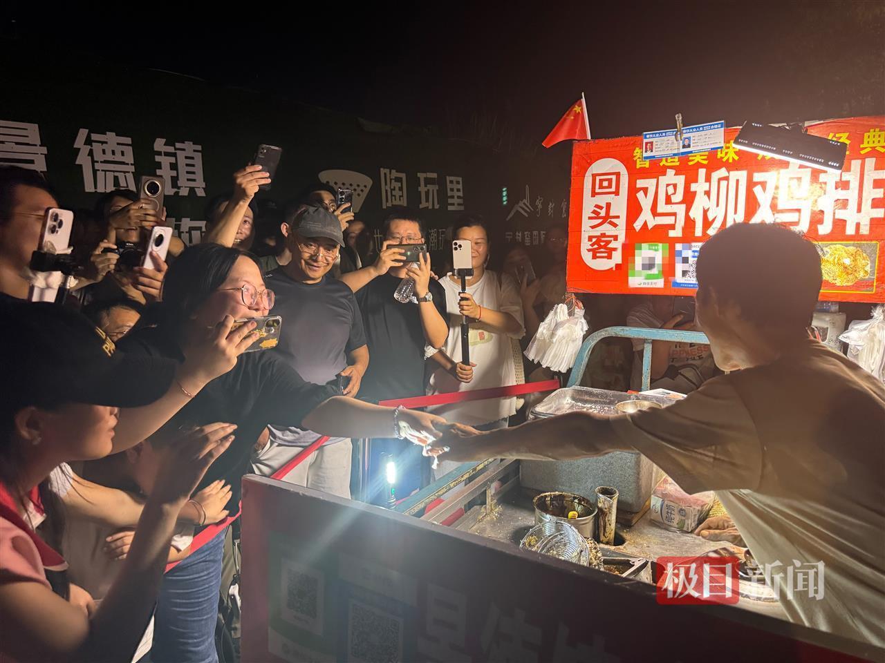 “鸡排哥”回应嘴唇发紫发白：七八年前就发现了，是缺氧所致，有喝中药调理