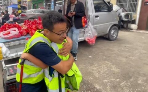 爸爸带9岁多动症儿子从湖南徒步前往山东，计划60天走1000公里，路上还有同伴