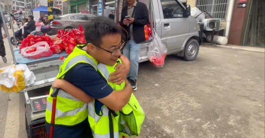 爸爸带9岁多动症儿子从湖南徒步前往山东，计划60天走1000公里，路上还有同伴