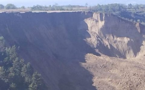 农妇收玉米遇山体垮塌失联超100小时，官方称采矿引发地质形变塬面裂缝后雨水渗入致垮塌，家属发声