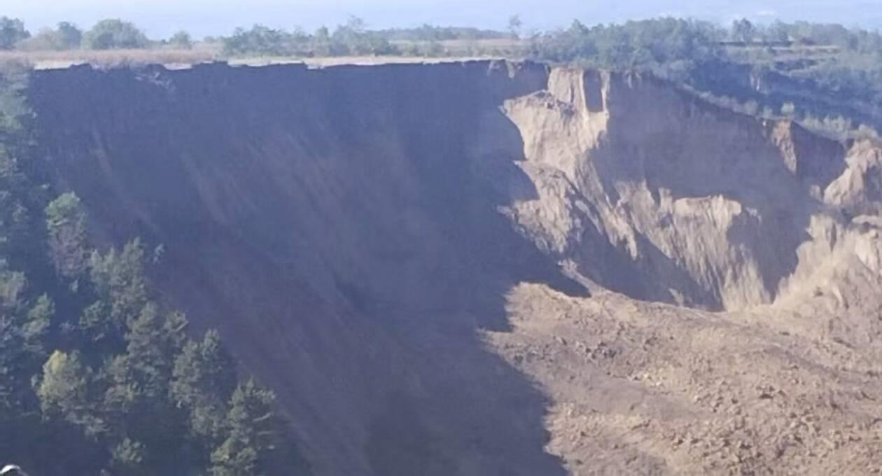 农妇收玉米遇山体垮塌失联超100小时，官方称采矿引发地质形变塬面裂缝后雨水渗入致垮塌，家属发声