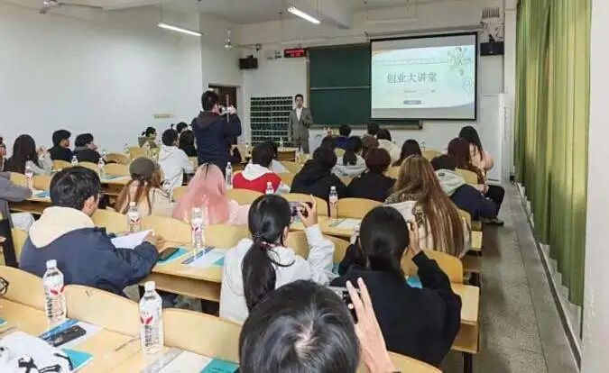 长江新区社会事业局举办“大学生创业大讲堂”