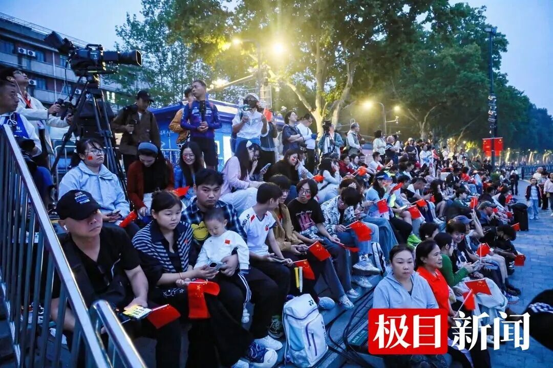 刚刚，武汉东湖凌波门数千人高唱