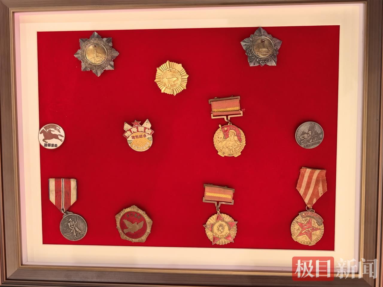 “上甘岭特功八连”勋功章熠熠闪光！3名抗美援朝老兵后代向父亲战斗过的中队捐赠“传家宝”