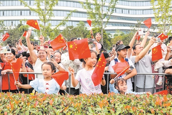 花车巡游燃动江城  十万人见证“河山锦绣”