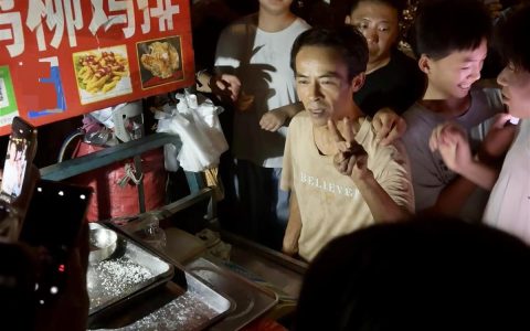 “鸡排哥”被顾客堵住合影无奈发声：把人按在墙角一点空气都没，我要窒息了