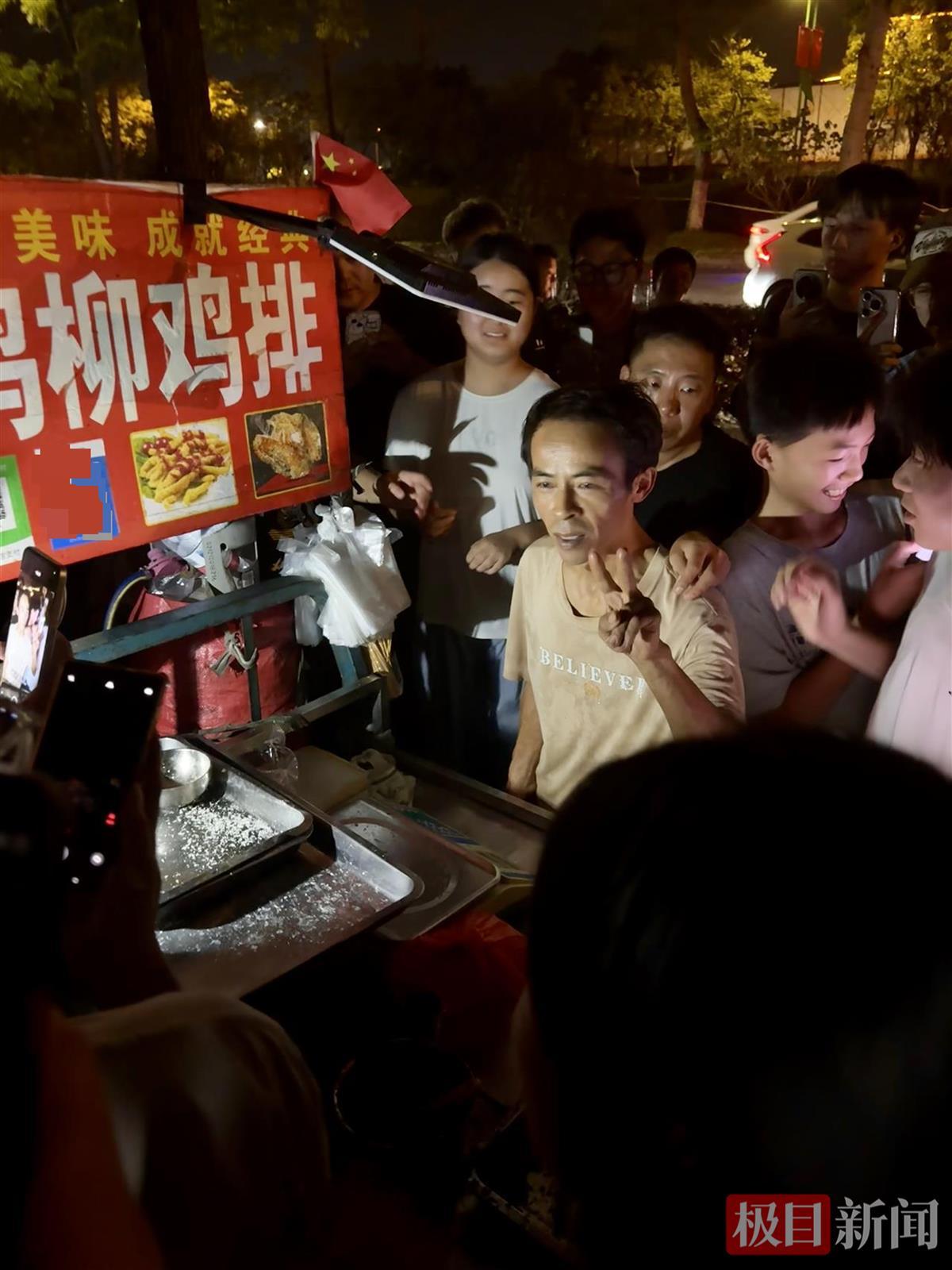 “鸡排哥”被顾客堵住合影无奈发声：把人按在墙角一点空气都没，我要窒息了