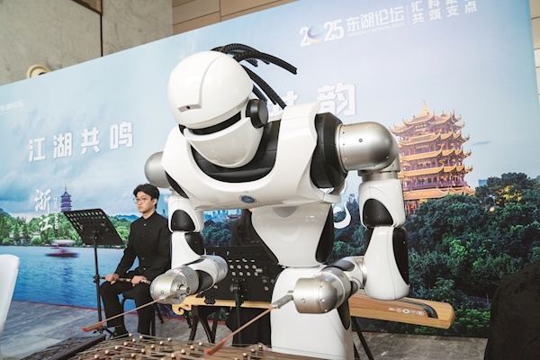 2025东湖论坛盛大开幕  机器人和人合奏《高山流水》惊艳众人 诺奖得主再访武汉直接被圈粉