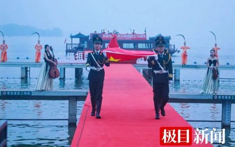 刚刚，武汉东湖凌波门数千人高唱