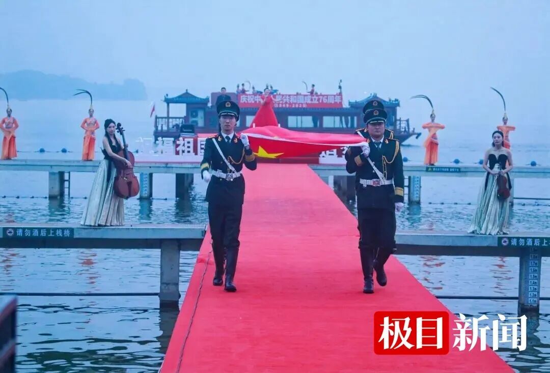 刚刚，武汉东湖凌波门数千人高唱