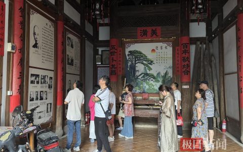 《沉默的荣耀》热播后吴石故居迎参观热潮：游客献花寄哀思，还有人留下九三阅兵照片