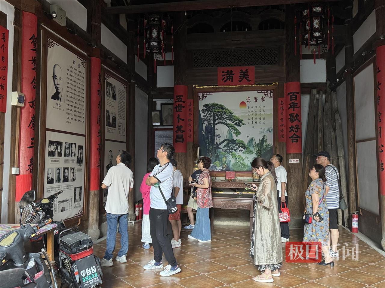 《沉默的荣耀》热播后吴石故居迎参观热潮：游客献花寄哀思，还有人留下九三阅兵照片