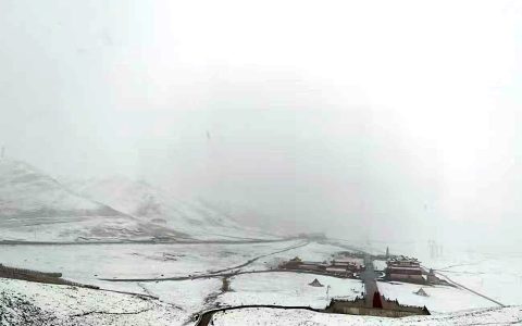青海日月山景区下雪了 景区：游客比平时要多