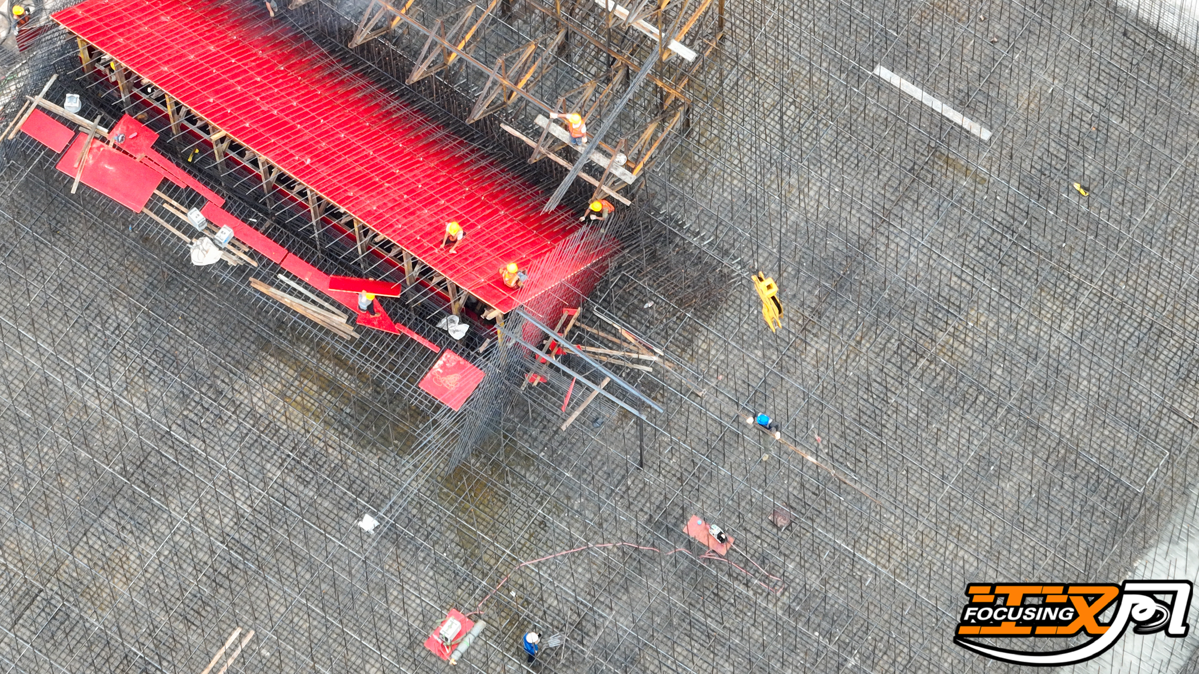 假期不停工 荆州李埠长江公铁大桥建设“满弓劲发”