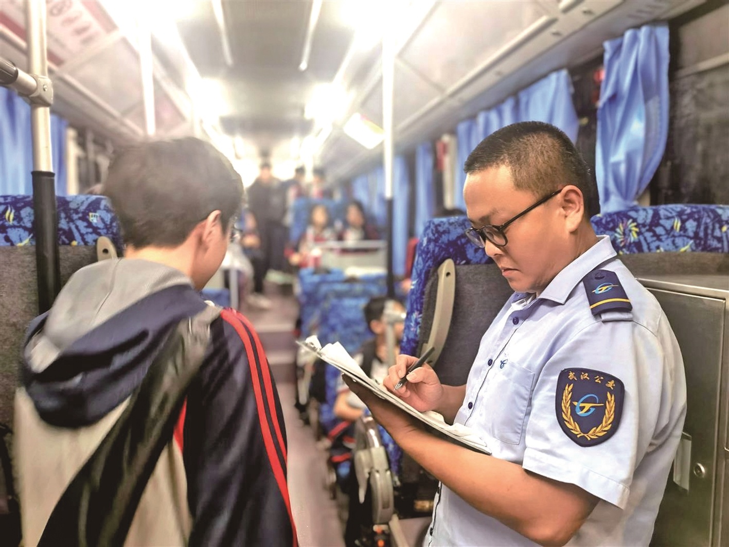 为社区初中生申请开通专线  起早贪黑开车接他们上下学 公交司机成孩子们的“暖心大叔”