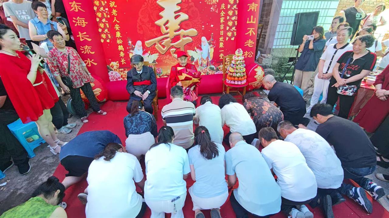 重庆103岁哥哥参加100岁弟弟生日宴，家人：他俩粗茶淡饭从不挑食，家族有长寿基因