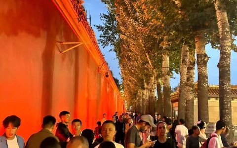 想看天安门国庆升旗仪式的心情有多迫切：安检口提前12小时排长队，开闸后百米冲刺占据最佳位，通宵等待只为那一刻心潮澎湃