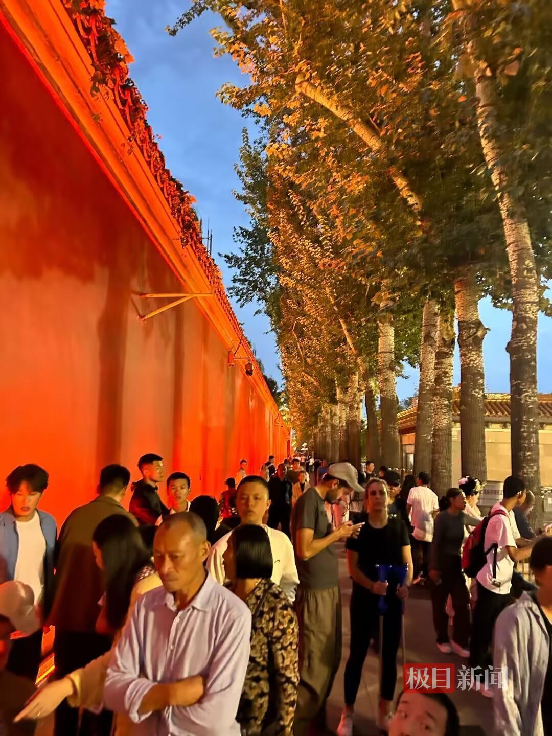 想看天安门国庆升旗仪式的心情有多迫切：安检口提前12小时排长队，开闸后百米冲刺占据最佳位，通宵等待只为那一刻心潮澎湃